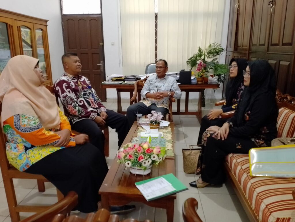 Konsultasi dan Koordinasi dengan Dinas Tenaga Kerja dan Transmigrasi dan Dinas Perkebunan Provinsi Kalimantan Tengah di Palangka Raya terkait data petani sawit mandiri yang ada di Kabupaten Barito Selatan yang akan diikutsertakan dalam program perlindungan jaminan sosial ketenagakerjaan Tahun 2024